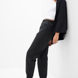 GapFit Lustre Windbreaker Jogger